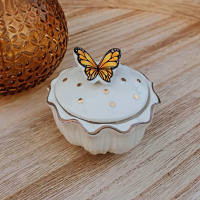 Kleine keramieken urn met vlinder 